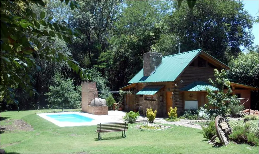 Encuentro de arroyos, casa de troncos en Villa General Belgrano